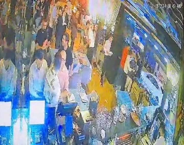 Fatih&rsquo;te 1 kişinin hayatını kaybettiği "kadınlara yan bakma" kavgasının g&uuml;venlik kamerası g&ouml;r&uuml;nt&uuml;leri ortaya &ccedil;ıktı
