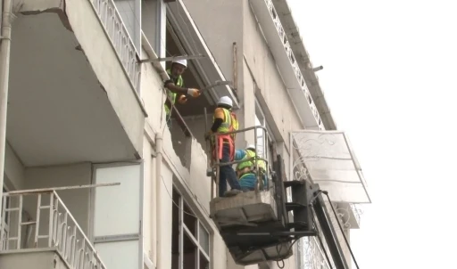 Fatih&rsquo;te banyosu &ccedil;&ouml;ken 50 yıllık binanın yıkımına başlandı
