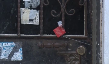 Fatih&rsquo;te &ccedil;&ouml;ken binada alınan tedbirler devam ediyor
