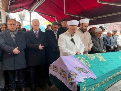 Fatih&rsquo;te &ccedil;&ouml;ken binada hayatını kaybeden yaşlı kadın son yolculuğuna uğurlandı
