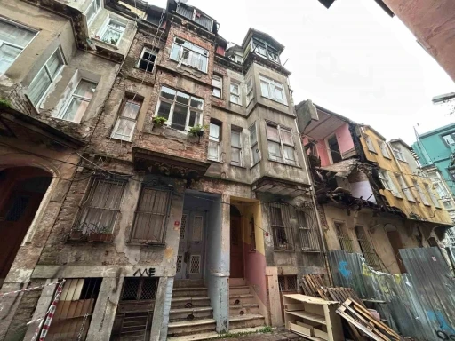 Fatih&rsquo;te &ccedil;&ouml;ken binanın Athena G&ouml;khan&rsquo;ın kardeşi Hakan &Ouml;zoğuz&rsquo;a ait olduğu iddiası
