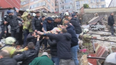 Fatih&rsquo;te doğal gaz patlamasında iki bina &ccedil;&ouml;kt&uuml;; 1 &ouml;l&uuml; 10 yaralı 