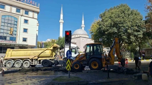 Fatih&rsquo;te İSKİ&rsquo;ye ait su borusu patladı: Su metrelerce havaya fışkırdı
