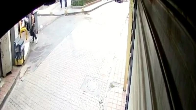 Fatih&rsquo;te kuyumcu &ccedil;alışanı pırlanta dolu poşeti &ccedil;&ouml;pe attı, kağıt toplayıcısı bulup aldı
