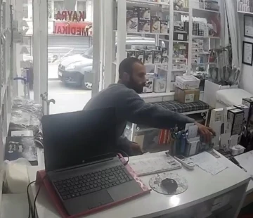 Fatih&rsquo;te medikal mağazası &ccedil;alışanını oyalayarak sadaka kutusunu b&ouml;yle &ccedil;aldı
