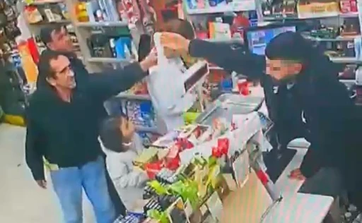 Fatih&rsquo;te sahte alkol satışı kamerada: Alkol&uuml; alan şahıs hayatını kaybetti
