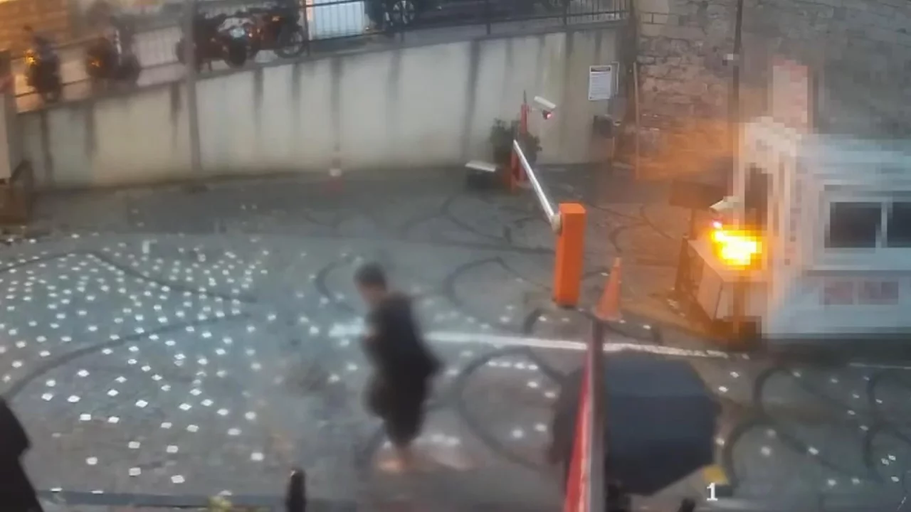 Fatih'te su birikintisine basan &ccedil;ocuk elektrik akımına kapıldı, yaşamını yitirdi