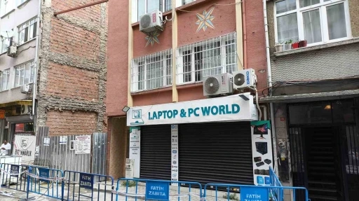 Fatih&rsquo;te temel kazısı sırasında 4 katlı apartmanın duvarı yıkıldı, bitişiğindeki bina yan yattı
