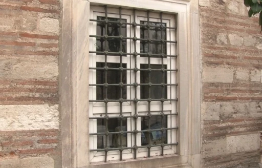 Fatih&rsquo;teki 439 yıllık Mehmed Ağa Camii&rsquo;ne plastik pencere takıldı, tarihi k&uuml;lliyenin hamamı harabeye d&ouml;nd&uuml;
