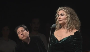 Fazıl Say, babası Ahmet Say i&ccedil;in piyanonun başına ge&ccedil;ti
