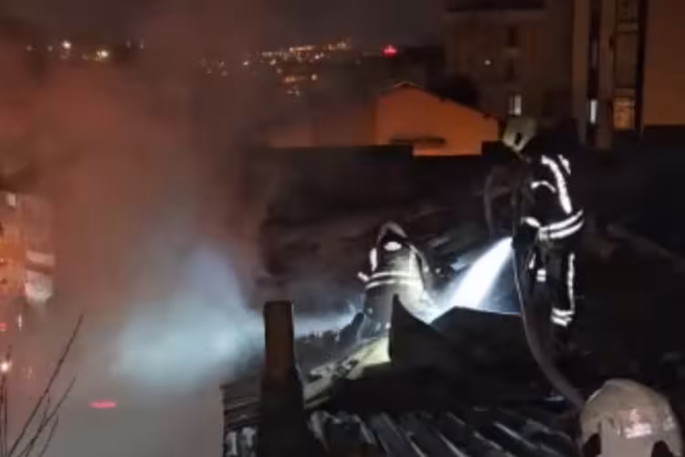 Ey&uuml;psultan'da gecekondu yangını: 1 &Ouml;l&uuml;, 1 Yaralı