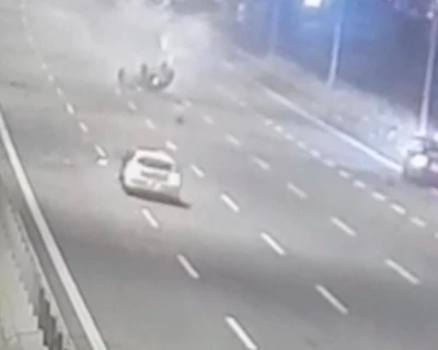 Feci kaza: 9 yaşındaki &ccedil;ocuk taklalar atan otomobilden yola savruldu