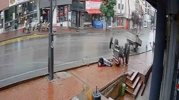 Feci trakt&ouml;r kazası kamerada: 1 &ouml;l&uuml; 1 yaralı