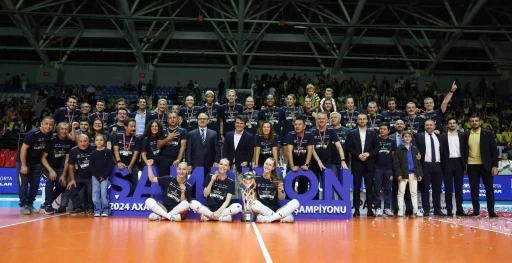 Fenerbah&ccedil;e Kadın Voleybol Takımı, şampiyonluk kupasını kaldırdı

