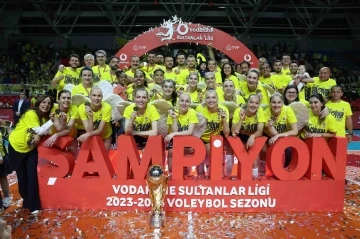 Fenerbah&ccedil;e Kadın Voleybol Takımı, şampiyonluk kupasını kaldırdı
