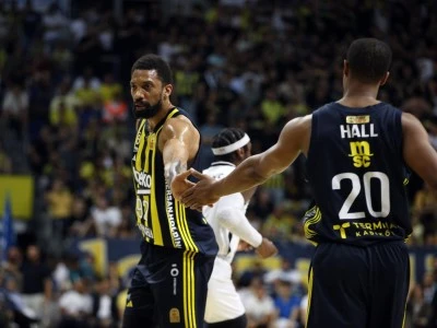 Fenerbah&ccedil;e, Khem Birch'&uuml;n s&ouml;zleşmesini 1 yıl uzattı