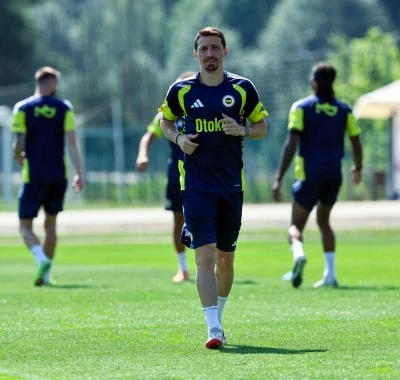 Fenerbah&ccedil;e, Mert Hakan Yandaş ile asgari &uuml;cret &uuml;zerinden s&ouml;zleşme imzaladı