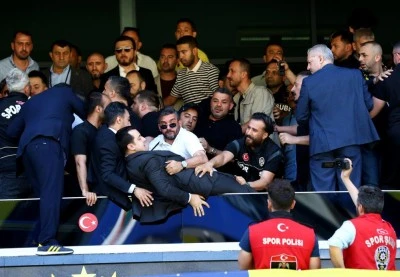Fenerbah&ccedil;e olağan&uuml;st&uuml; se&ccedil;imli genel kurulunda arbede &ccedil;ıktı