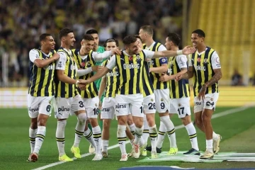 Fenerbah&ccedil;e, rekorlar kırdığı sezonu kupasız kapattı
