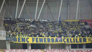 Fenerbah&ccedil;eli taraftarlar takımını yalnız bırakmadı
