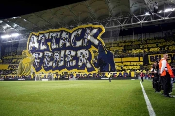 Fenerbah&ccedil;eli taraftarlardan derbiye &ouml;zel koreografi
