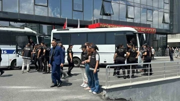 Fenomen soruşturmasında g&ouml;zaltına alınan Neslihan ve İnan&ccedil; G&uuml;ngen&rsquo;in de aralarında bulunduğu 45 ş&uuml;pheli adliyede