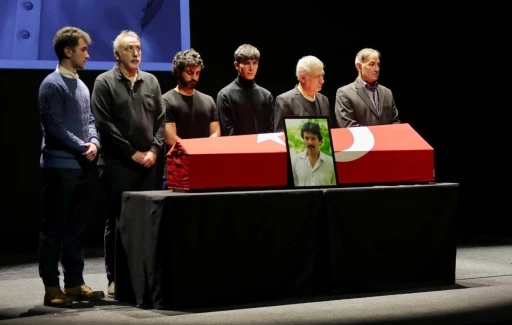 Ferdi Tayfur i&ccedil;in AKM&rsquo;de t&ouml;ren d&uuml;zenlendi
