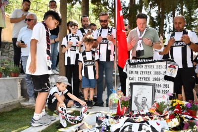 Ferdi Zeyrek&rsquo;in Kabri Babalar G&uuml;n&uuml;&rsquo;nde de Ziyaret&ccedil;i Akınına Uğradı