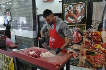 Festival i&ccedil;in coğrafi tescilli 8 ton d&ouml;vme sucuk dağıtılacak
