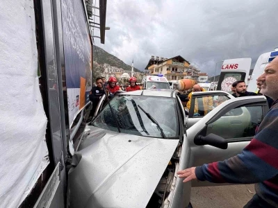 Fethiye&rsquo;de Duvara &Ccedil;arpan Otomobildeki 1 Kişi Hayatını Kaybetti