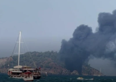 Fethiye&rsquo;de gezi teknesi alev aldı: 115 kişi denize atladı