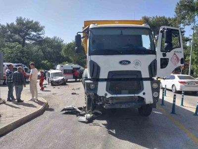 Fethiye&rsquo;de kamyonet ile kamyon &ccedil;arpıştı; 2 yaralı
