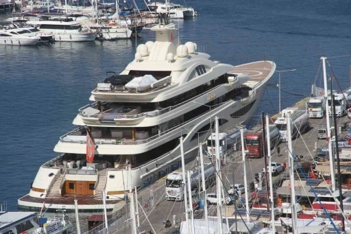 Fethiye&rsquo;de l&uuml;ks yat "Alaiya" 300 ton yakıt ikmali yaptı