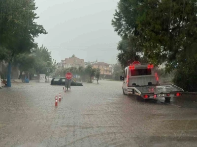 Fethiye&rsquo;de sağanak etkili oldu, yollar sular altında kaldı
