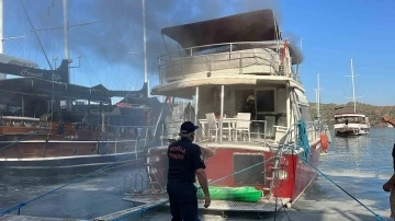Fethiye&rsquo;de tekne yangını
