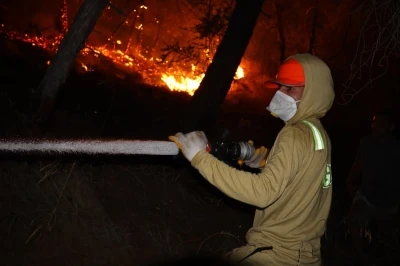 Fethiye&rsquo;deki orman yangını evlere sı&ccedil;radı, tahliye &ccedil;alışmaları s&uuml;r&uuml;yor