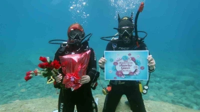 Fethiyeli dalgı&ccedil;lardan deniz altında Anneler G&uuml;n&uuml; kutlaması
