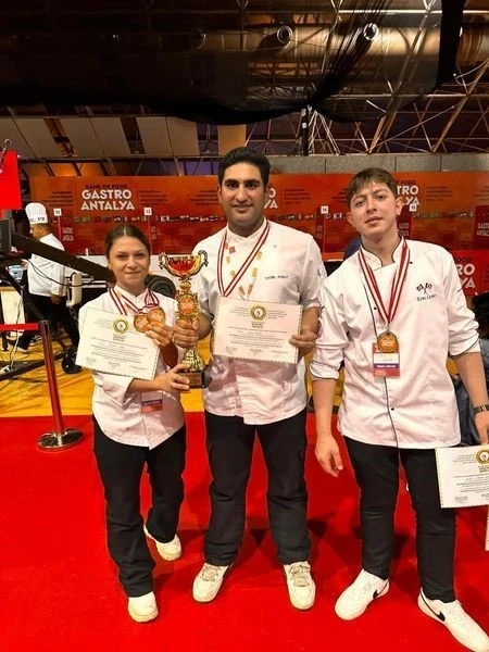 Fethiyeli gen&ccedil;ler, okullarına &rsquo;Yılın en iyi lisesi&rsquo; &ouml;d&uuml;l&uuml;n&uuml; kazandırdı
