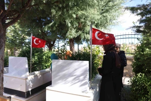 FET&Ouml; elebaşı G&uuml;len&rsquo;in &ouml;l&uuml;m haberinin ardından 15 Temmuz şehidinin kabri ziyaret ediliyor
