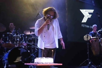 Fettah Can&rsquo;a hayranlarından sahnede s&uuml;rpriz kutlama
