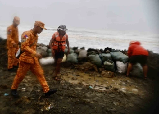 Filipinler&rsquo;de Yinxing Tayfunu alarmı: 160 bin kişi tahliye edildi
