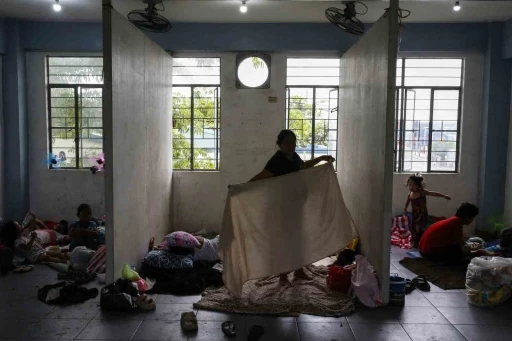 Filipinler&rsquo;i Man-yi Tayfunu vurdu: 2 kişi yaralandı, 1.2 milyon kişi tahliye edildi
