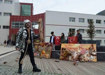 &rsquo;Filistin&rsquo;deki bebeklerin &ccedil;ığlığı&rsquo;nı odunla anlattı
