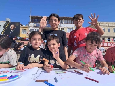 Filistinli &ccedil;ocuklar i&ccedil;in resim &ccedil;izdiler