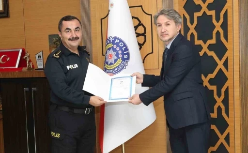 Film gibi kovalamaca sonucu ara&ccedil; hırsızlığı zanlısını yakalayan polislere &ouml;d&uuml;l
