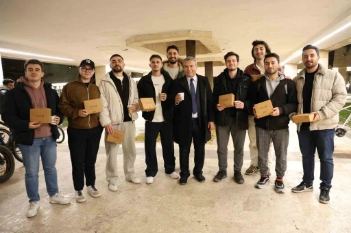 Final haftasına hazırlanan &ouml;ğrencilere Rekt&ouml;r Adıg&uuml;zel&rsquo;den &ccedil;orba, &ccedil;ay ve kahve ikramı
