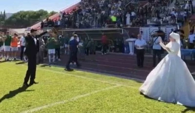  Final ma&ccedil;ını gelinlik ve damatlıkla izlediler