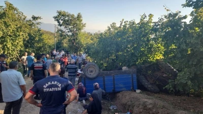 Fındık iş&ccedil;ilerini taşıyan trakt&ouml;r devrildi: 18 yaralı