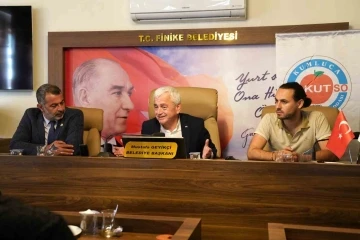 Finike Belediye Başkanı Geyik&ccedil;i, gen&ccedil;lere projelerini anlattı
