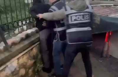 Firari h&uuml;k&uuml;ml&uuml;, saklandığı k&uuml;meste &ouml;ks&uuml;r&uuml;nce yakalandı